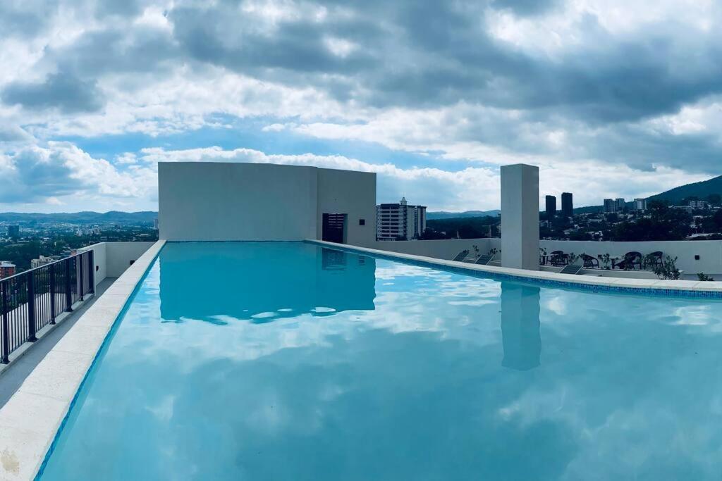 Entire Beautiful Condo With Rooftop Pool And Gym San Salvador Luaran gambar